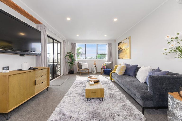 Photo of property in 17 Foyle Place, Glendene, Auckland, 0602