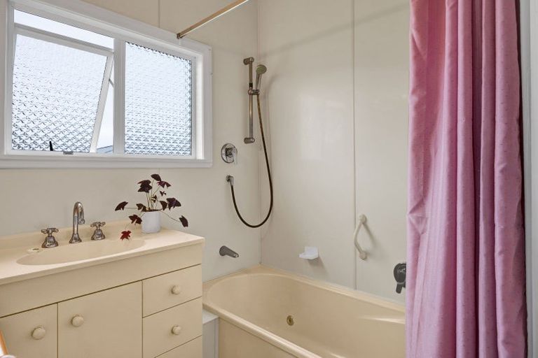 Photo of property in 81 Omata Road, Marfell, New Plymouth, 4310