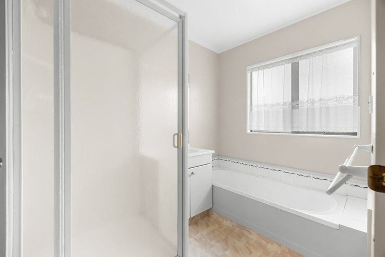 Photo of property in 18 Van Dyke Place, West Harbour, Auckland, 0618