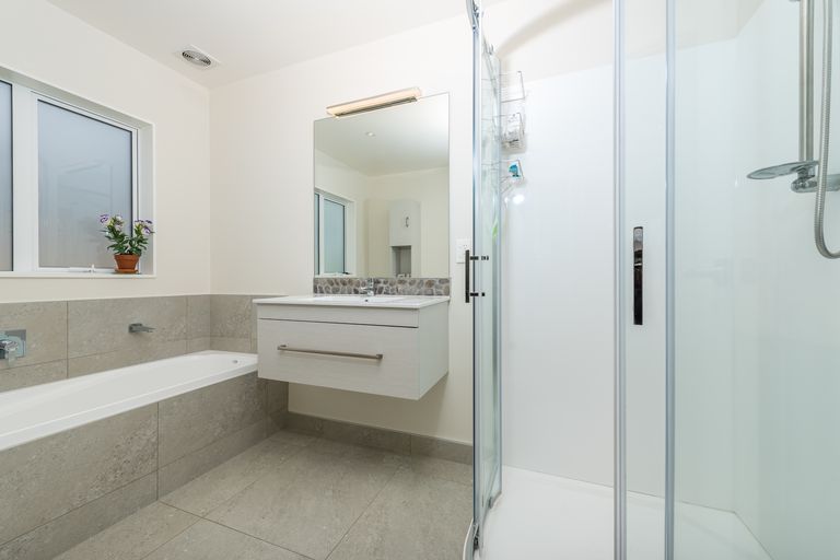 Photo of property in 6 Lockyer Road, Kumeu, 0810