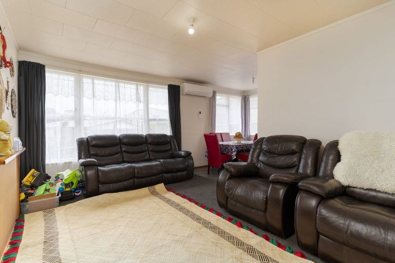 Photo of property in 35 Cornwall Crescent, Cannons Creek, Porirua, 5024