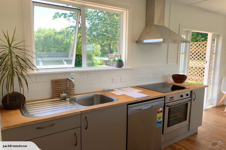 Photo of property in 69 Collingwood Street, Eltham, 4322