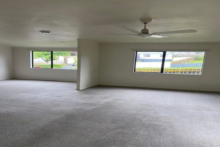 Photo of property in 3a Louise Place, West Harbour, Auckland, 0618