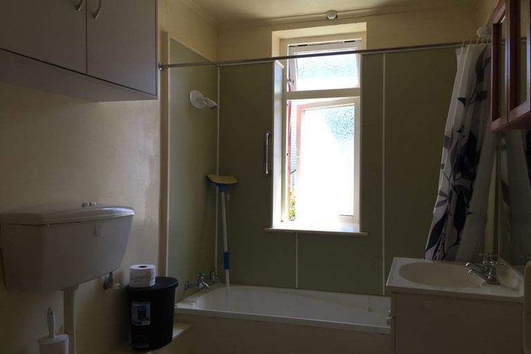 Photo of property in 2/60 Brougham Street, Mount Victoria, Wellington, 6011