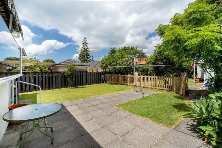 Photo of property in 1/6 Shakespeare Road, Milford, Auckland, 0620