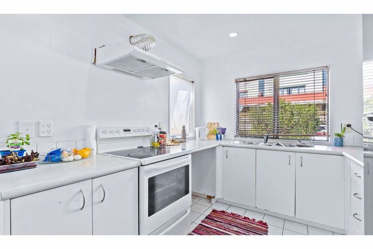Photo of property in Lynn Park Terrace, 28/12 Ambrico Place, New Lynn, Auckland, 0600