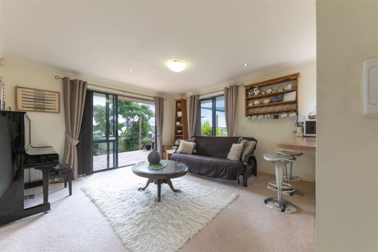 Photo of property in 2 Berkshire Terrace, Massey, Auckland, 0614