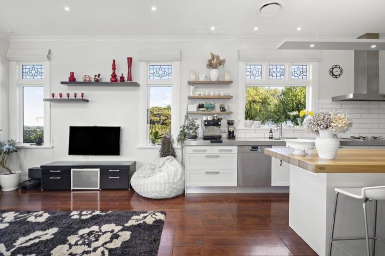 Photo of property in 39 Mills Road, Brooklyn, Wellington, 6021