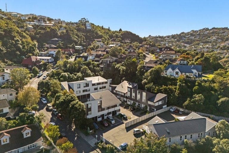 Photo of property in 9/8 Thatcher Crescent, Crofton Downs, Wellington, 6035