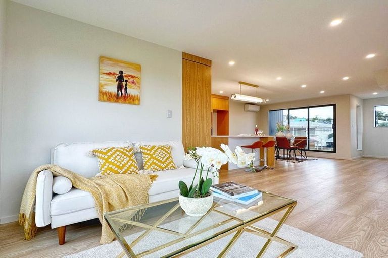 Photo of property in 10f Robert Burke Place, Henderson, Auckland, 0612