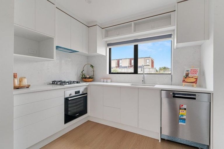 Photo of property in 10/32 Tapuwae Way, Mangere Bridge, 2022