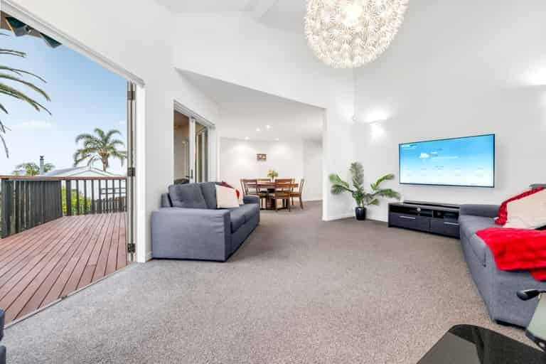 Photo of property in 18 Marina View Drive, West Harbour, Auckland, 0618