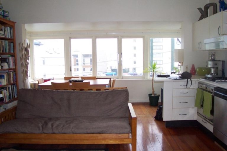 Photo of property in 28 Roxburgh Street, Mount Victoria, Wellington, 6011