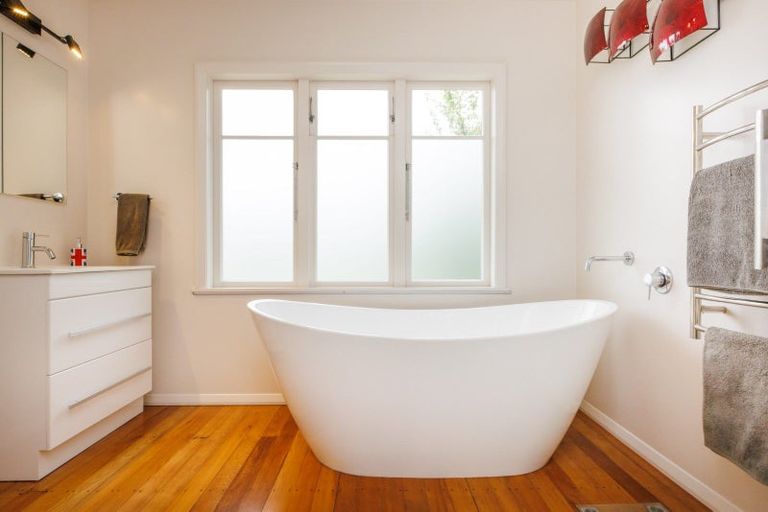 Photo of property in 2 Swansea Street, Hokowhitu, Palmerston North, 4410