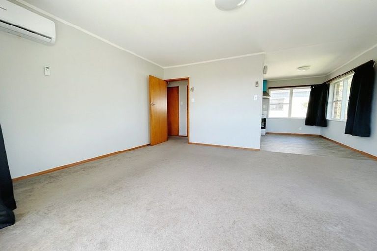 Photo of property in 2/90 Te Atatu Road, Te Atatu South, Auckland, 0610