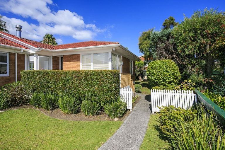 Photo of property in 2/43 Northumberland Avenue, Belmont, Auckland, 0622