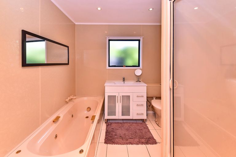 Photo of property in 2 The Spinney, Pahurehure, Papakura, 2113