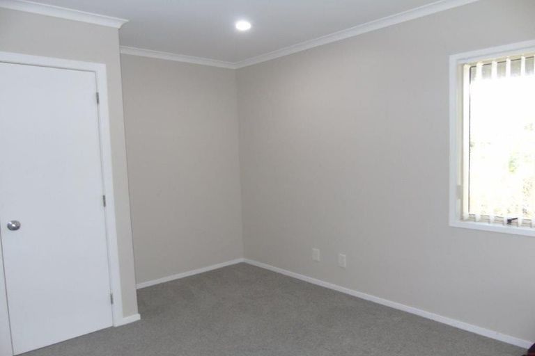 Photo of property in 52 Dress Circle, Newlands, Wellington, 6037