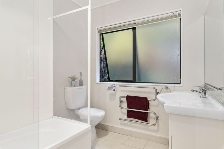 Photo of property in 1/8 Dee Place, Torbay, Auckland, 0630