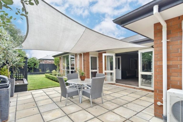 Photo of property in 27a Farnswood Place, Redwood, Christchurch, 8051