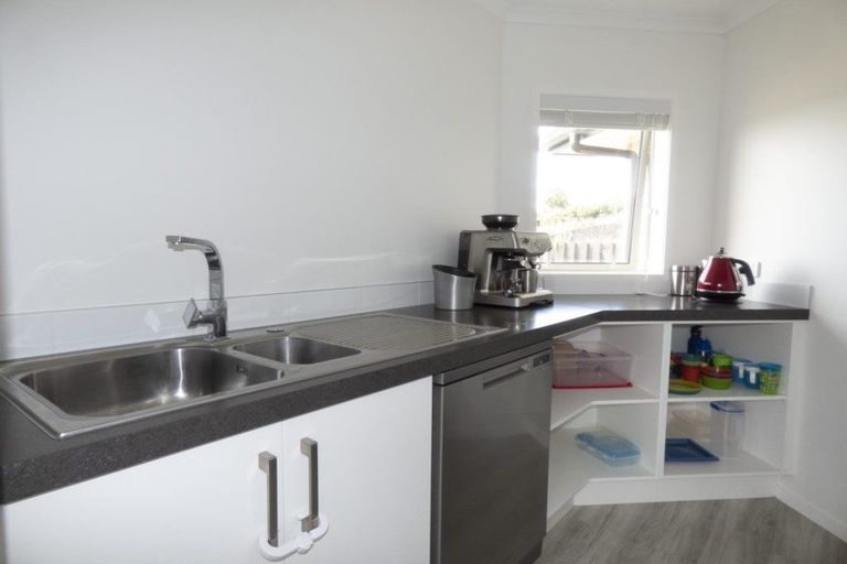 Photo of property in 12 Oakmont Crescent, Waiwhakaiho, New Plymouth, 4312