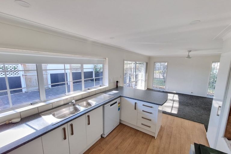 Photo of property in 2 Framalda Place, Conifer Grove, Takanini, 2112