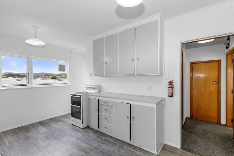 Photo of property in 87 Queens Drive, Lyall Bay, Wellington, 6022