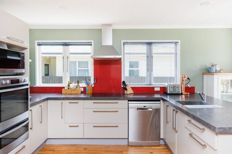 Photo of property in 14 Parkland Crescent, Terrace End, Palmerston North, 4410