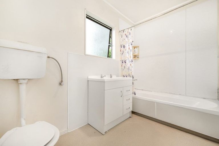 Photo of property in 1/12 De Bloge Place, Clendon Park, Auckland, 2103