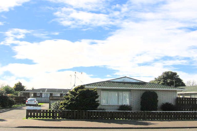 Photo of property in 2/297 Ruahine Street, Terrace End, Palmerston North, 4410