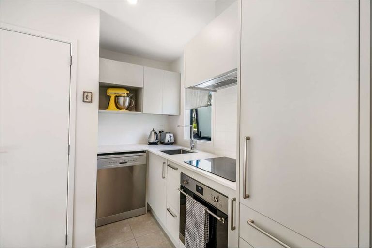 Photo of property in 1/8 Valron Road, Te Atatu South, Auckland, 0602