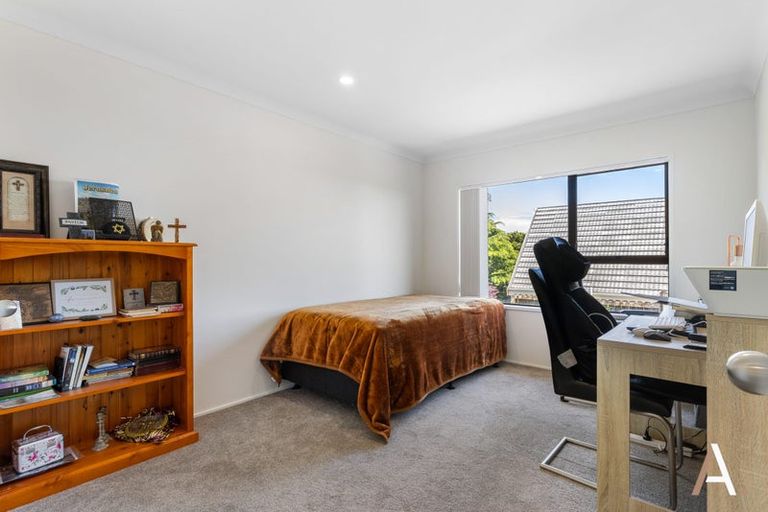 Photo of property in 4 Kingsclere Place, Goodwood Heights, Auckland, 2105