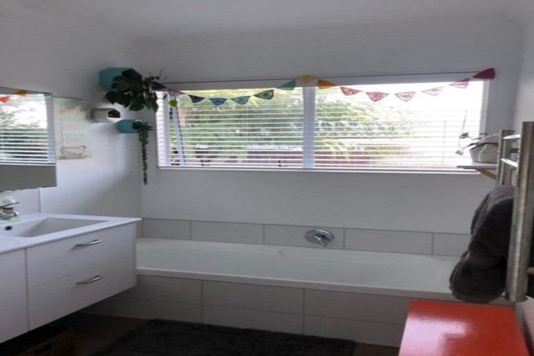 Photo of property in 6 Armitage Place, Tuakau, 2121