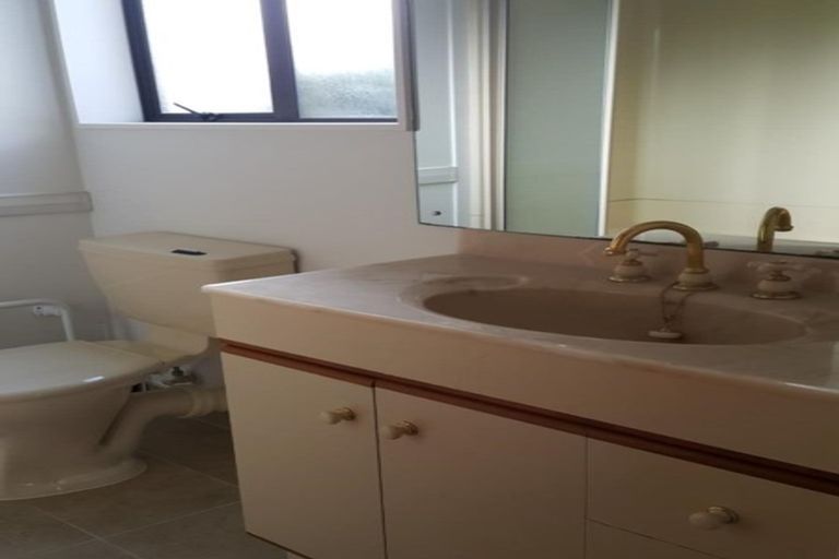 Photo of property in 2/22 Tobruk Crescent, Milford, Auckland, 0620