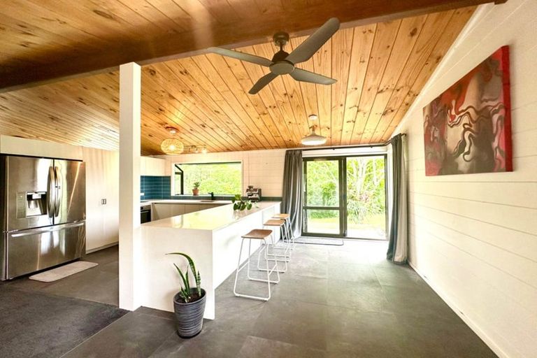 Photo of property in 646 Waitakere Road, Kumeu, 0891