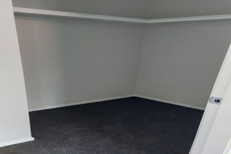 Photo of property in 5 Rewarewa Way, Timberlea, Upper Hutt, 5018