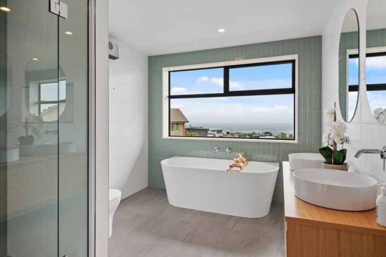 Photo of property in 2 Bluewater View, Mount Pleasant, Christchurch, 8081