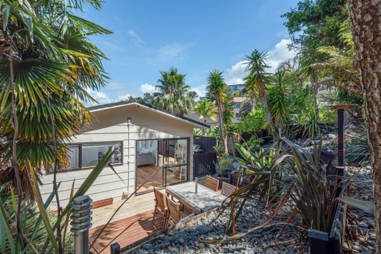 Photo of property in 1/5 Phillipa Place, Browns Bay, Auckland, 0630