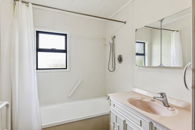 Photo of property in 244 Kawiu Road, Levin, 5510