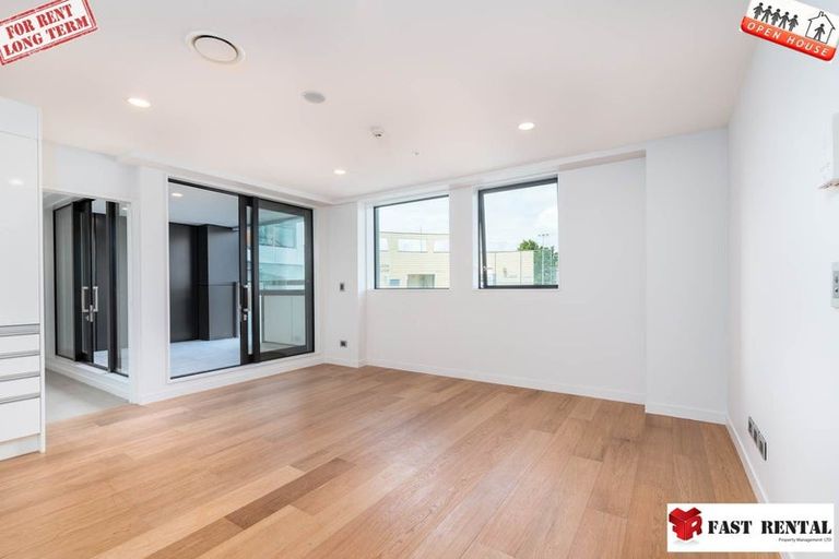 Photo of property in 18 Sumich Place, West Harbour, Auckland, 0618