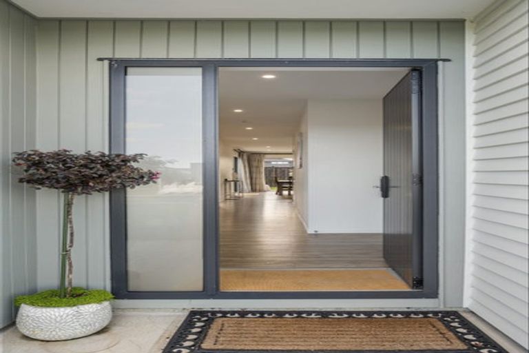 Photo of property in 11 Koiora Road, Clarks Beach, 2122