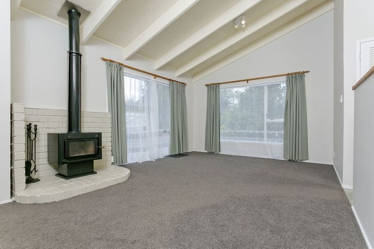 Photo of property in 1/1a Radiata Lane, Chatswood, Auckland, 0626