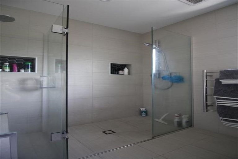 Photo of property in 2/41 Rangatira Road, Beach Haven, Auckland, 0626