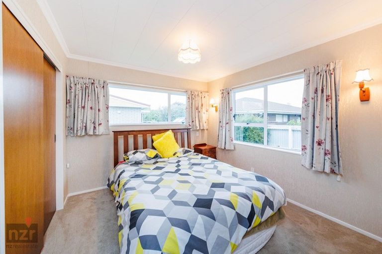 Photo of property in 4 Chertsey Court, Roslyn, Palmerston North, 4414