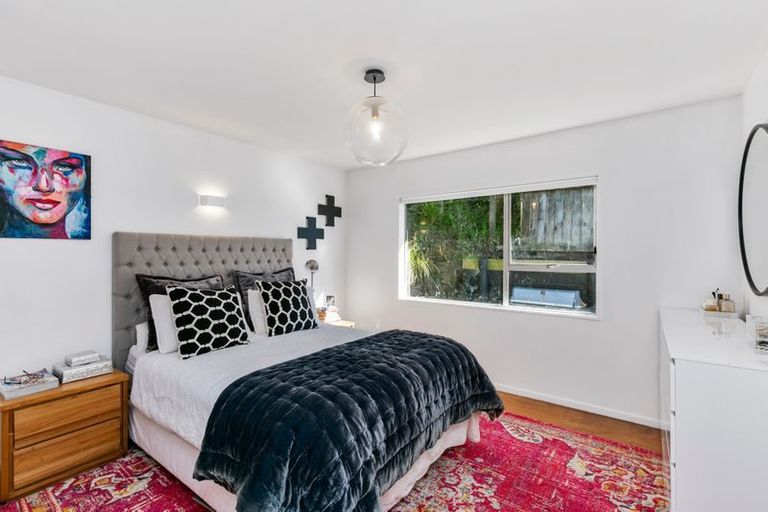 Photo of property in 8 Innes Way, Newlands, Wellington, 6037