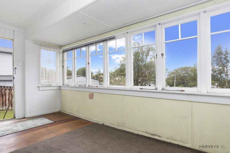 Photo of property in 33 Clayburn Road, Glen Eden, Auckland, 0602