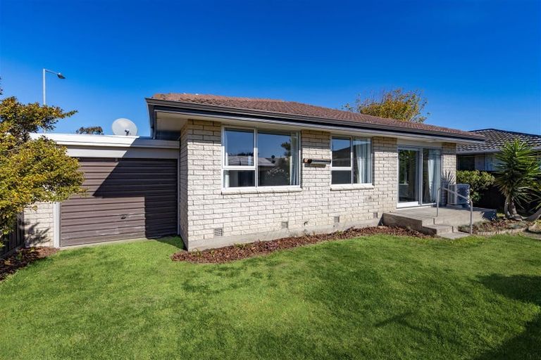 Photo of property in 2/2 Queenspark Drive, Parklands, Christchurch, 8083