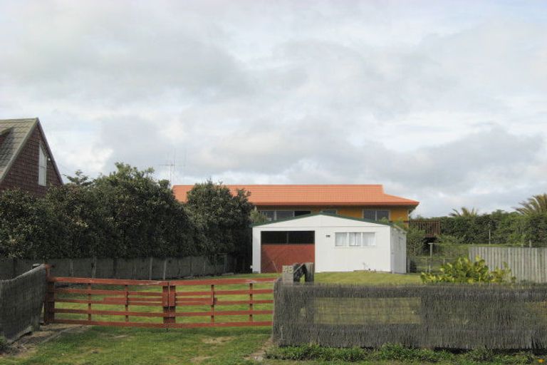 Photo of property in 48 Manga-pirau Street, Waikawa Beach, Manakau, 5573