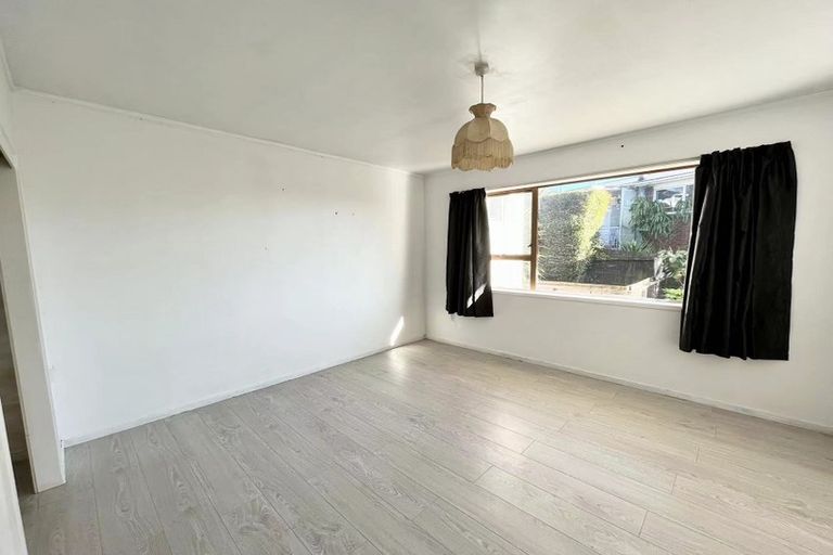 Photo of property in 1/4 Lydford Place, Glendene, Auckland, 0602