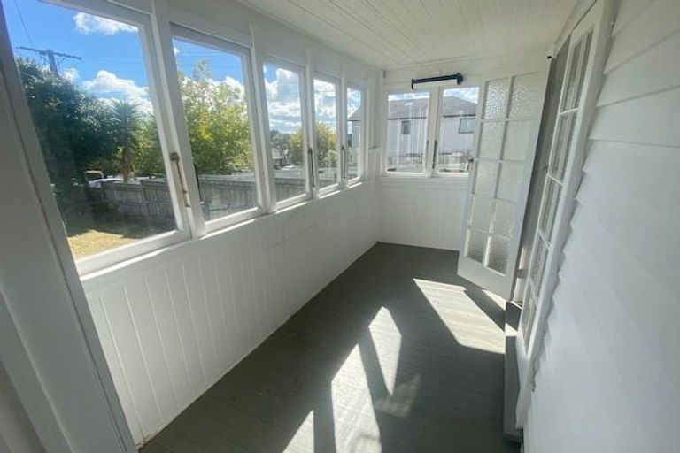 Photo of property in 118a Hutchinson Avenue, New Lynn, Auckland, 0600